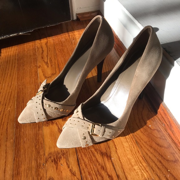 Suede khaki BCBG 4” heels gold buckle size 10 - Picture 5 of 7